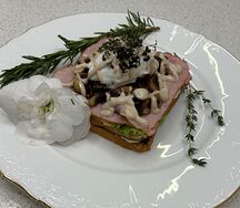 Тост с ветчиной и грибами, яйцом пашот и мягким сыром 