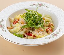 Салат с креветками, командорским кальмаром и цитрусовым соусом 