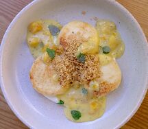 Сырники с крамблом и манговым соусом