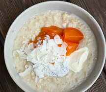 Овсяная каша с маскарпоне, сезонными фруктами и семенами чиа