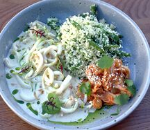 Филе кальмара в сливочном соусе с кускусом и стручковой фасолью