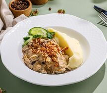 Бефстроганов с белыми грибами и картофельным пюре