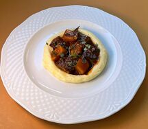 Томленая говядина с тыквой и пюре из сельдерея с картофелем