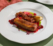 Утиная грудка с грушей и брусникой