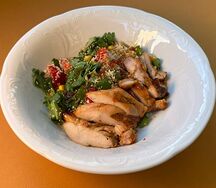 Салат с цыпленком, кускусом и кунжутным соусом