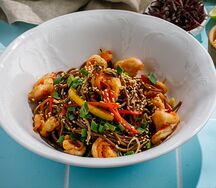 Лапша гречневая с креветками и овощами