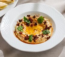 Хумус с оливками и питой из дровяной печи