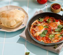 Шакшука с печеным перцем и томатами
