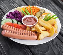 Колбаски гриль на тарелке