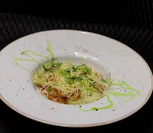 Салат Цезарь с креветками
