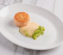 Крабовая котлета с гуакамоле и кукурузой
