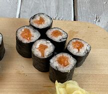 Маки с лососем