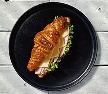 Круассан с ветчиной и сыром