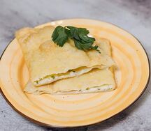 Чебурек с сыром и зеленью, чебурек крымский, сок