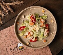 Салат цезарь с тигровыми креветками 