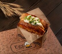EGG Сэндвич с моцареллой, томатами и соусом песто