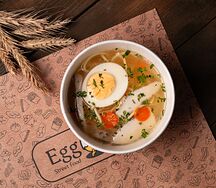Суп с куриный с яичной лапшой и яйцом