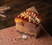 Egg-сэндвич с куриным филе су-вид и вялеными томатами