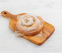 Булочка с изюмом и заварным кремом