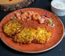 Картофельные драники с лососем