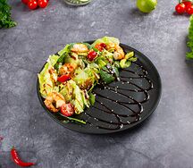Теплый салат с креветками и авокадо