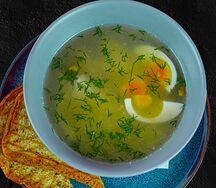 Куриный бульон с яйцом 