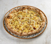 Пицца с грушей и горгонзолой