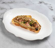 Брускетта с куриным паштетом, ягодным маслом и луковым мармеладом