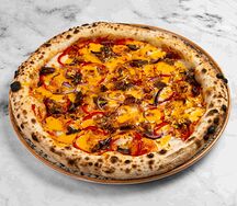 Пицца с томленными телячьими щечками и соусом Чеддер