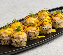 Запеченый ролл со снежным крабом, угрем, моцареллой и манго соусом