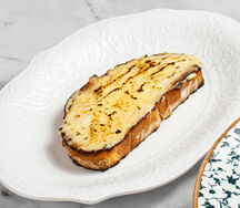 Брускетта с запеченным сыром с горгонзолой