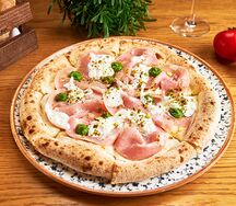 Пицца с мортаделлой и страчателлой