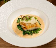 Треска с муссом из цветной капусты и икорным соусом