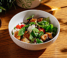 Салат с хрустящими баклажанами с сыром страчателла