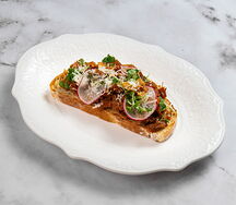 Брускетта с телячьими щечками и bbq