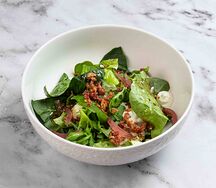 Салат с куриной печенью, беконом и нежным сыром