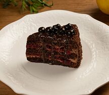 Шоколадный торт с вишней