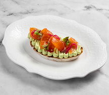 Брускетта с лососем и муссом из авокадо