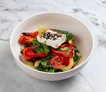 Греческий салат с со стейком из брынзы