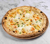 Пицца с креветками, страчателлой и чили