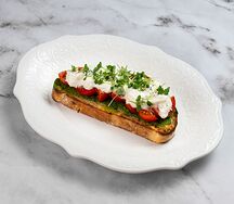 Брускетта с томатами и страчателлой