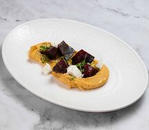 Хумус с козьим сыром и свеклой