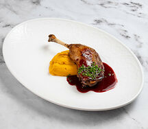 Утиная ножка конфи с соусом пьяная вишня и морковным пюре