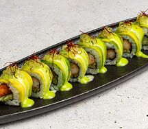 Ролл с креветкой, авокадо, виноградом и эстрагоновым соусом