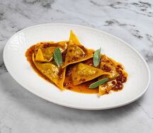 Равиолли с телячьими щечками в соусе Бер-блан