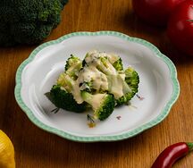 Брокколи с сырным соусом