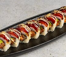 Ролл с опаленым тунцом, лососем и соусом будда