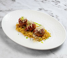 Митболы в томатном соусе с жареным булгуром