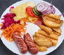 Хот-дог на тарелке