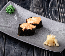 Острые суши с лососем